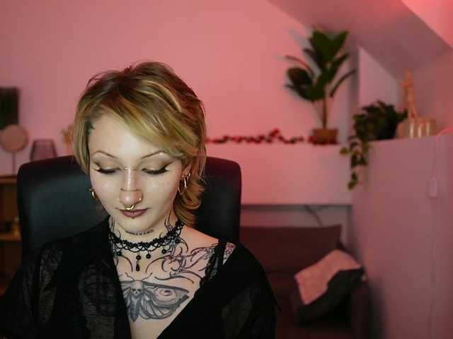 tattooedblondee18 live cam on BongaCams