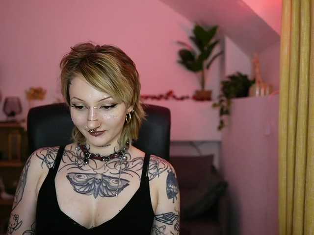tattooedblondee18 live cam on BongaCams