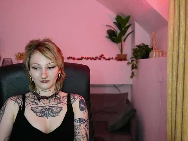 tattooedblondee18 live cam on BongaCams