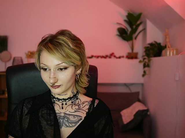 tattooedblondee18 live cam on BongaCams