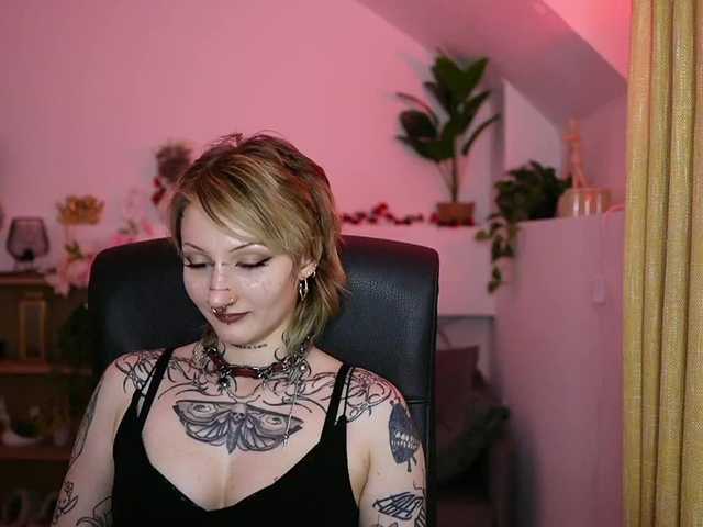 tattooedblondee18 live cam on BongaCams
