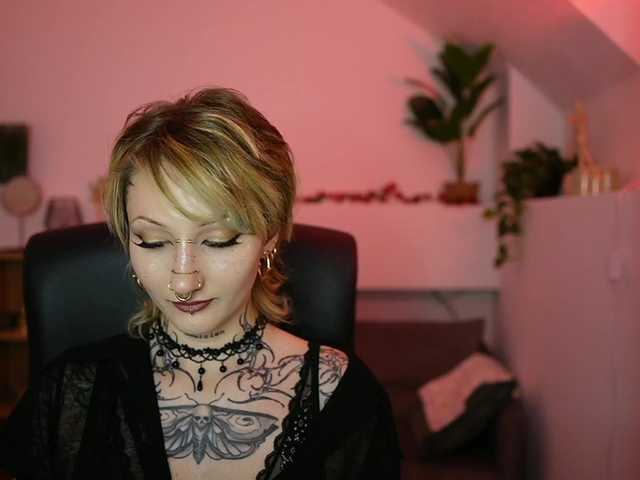 tattooedblondee18 live cam on BongaCams