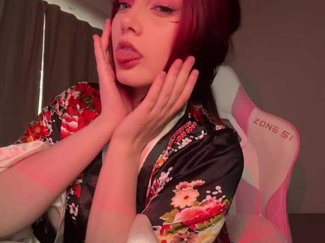 DetkaKonfetka1 live cam on BongaCams