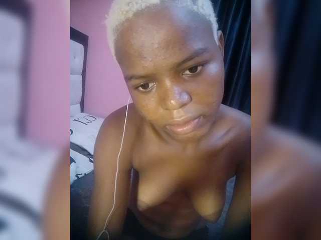 Zuricharm live cam on BongaCams