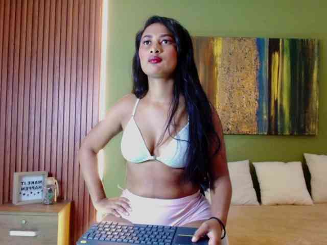 Zaara-Black webcam