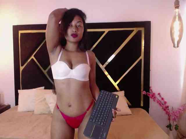 Zaara-Black webcam