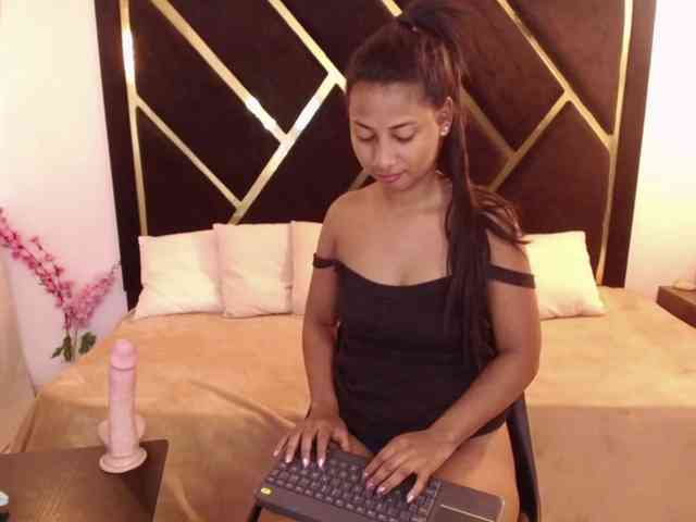 Zaara-Black webcam