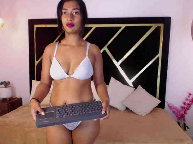 Zaara-Black webcam
