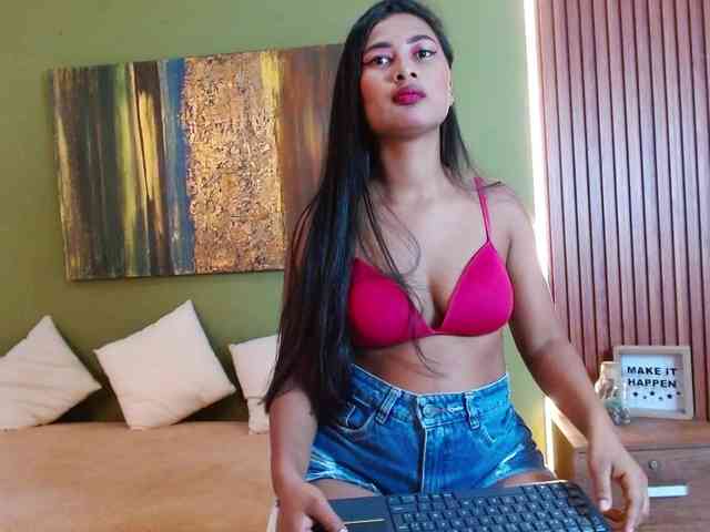 Zaara-Black webcam