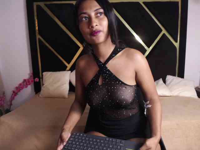 Zaara-Black webcam