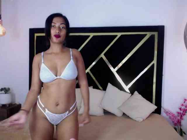 Zaara-Black webcam