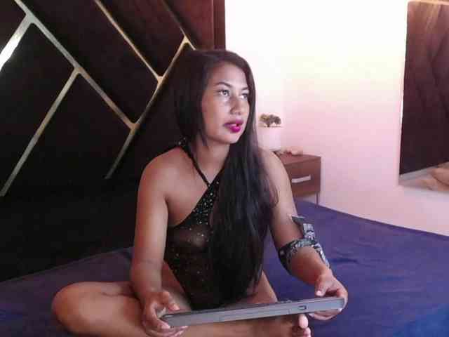 Zaara-Black webcam