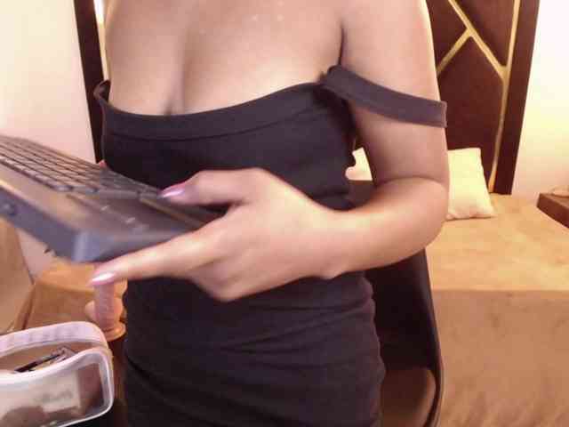 Zaara-Black webcam