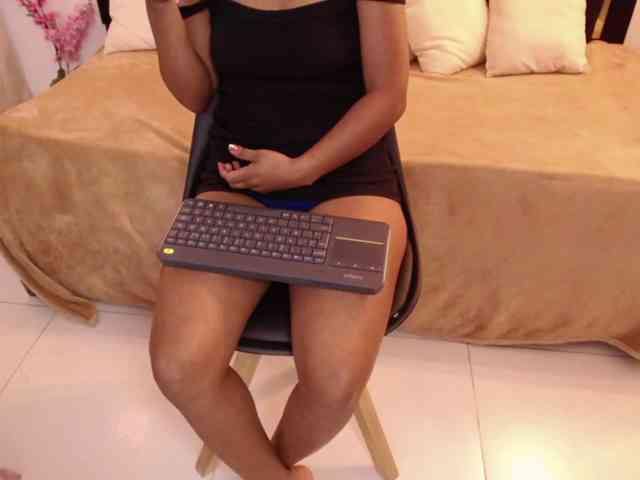 Zaara-Black webcam