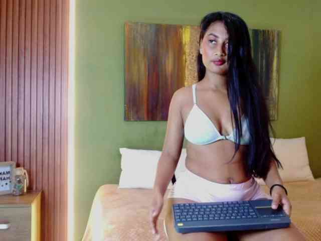 Zaara-Black webcam