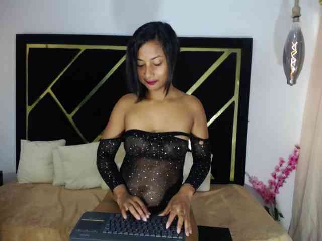 Zaara-Black webcam