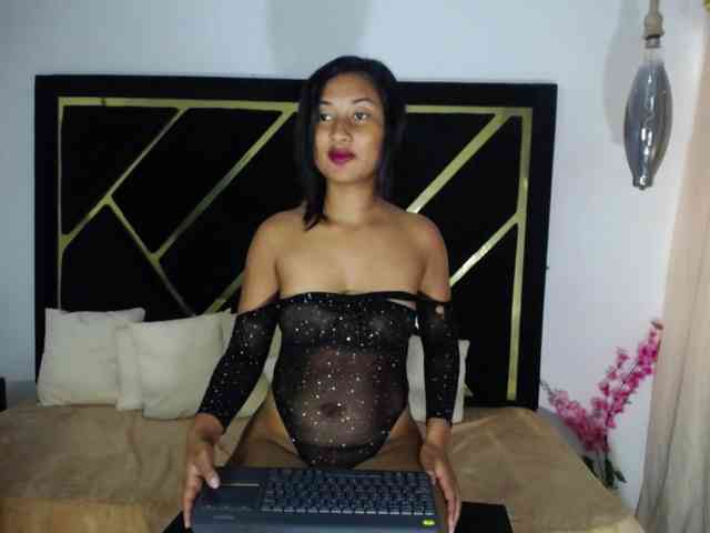 Zaara-Black webcam