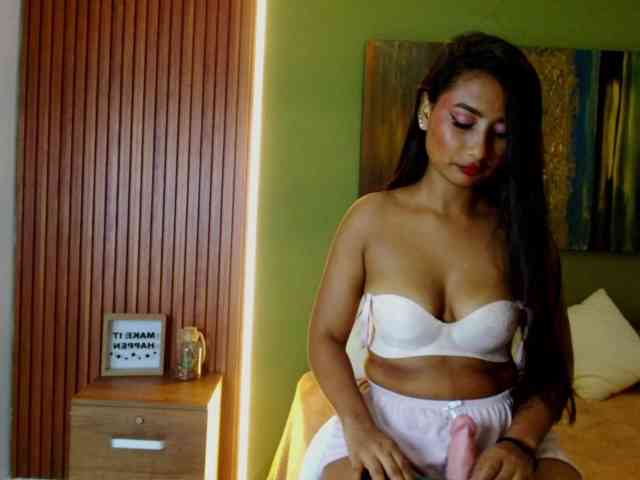 Zaara-Black webcam