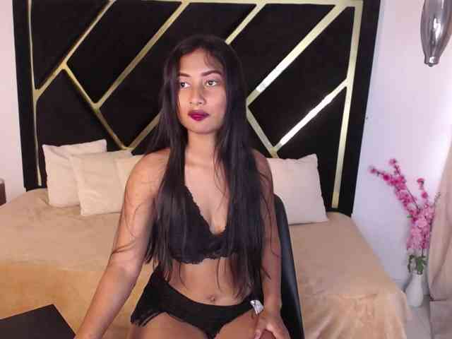 Zaara-Black webcam