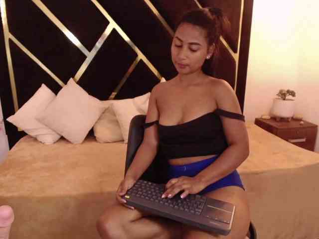 Zaara-Black webcam