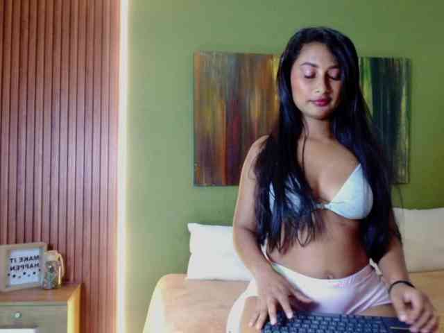 Zaara-Black webcam
