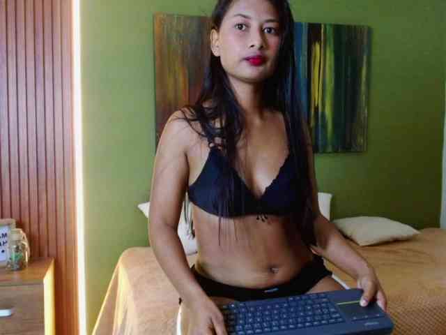 Zaara-Black webcam