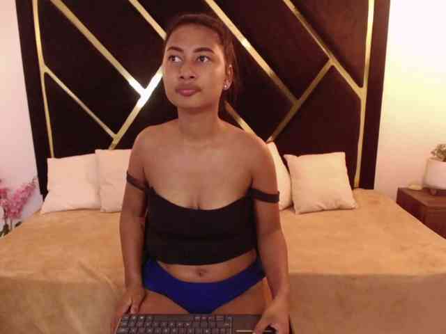 Zaara-Black webcam