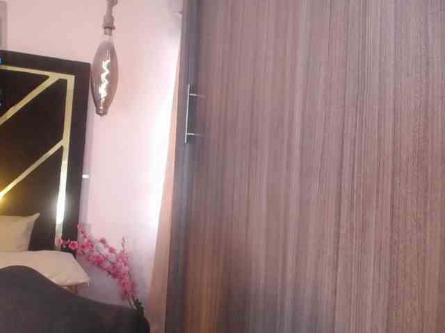 Zaara-Black webcam