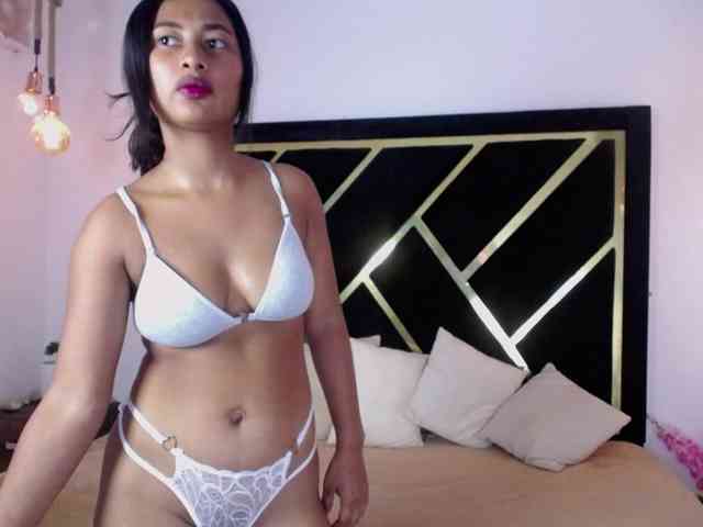 Zaara-Black webcam