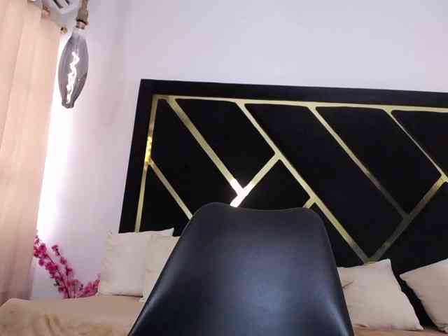 Zaara-Black webcam