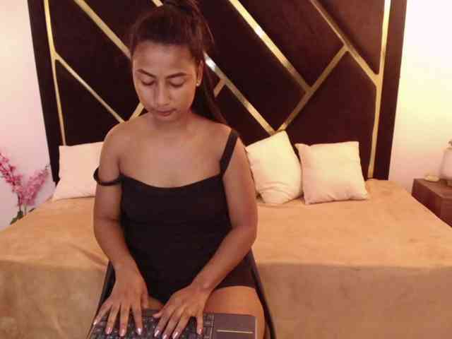 Zaara-Black webcam