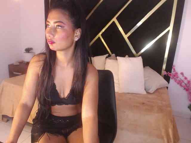 Zaara-Black webcam