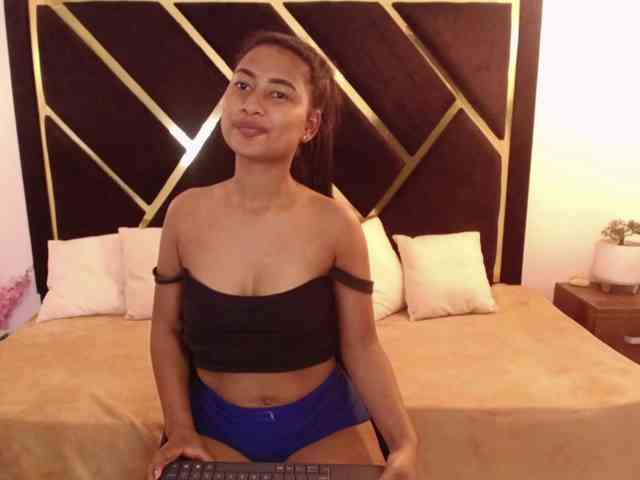 Zaara-Black webcam