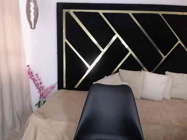 Zaara-Black webcam