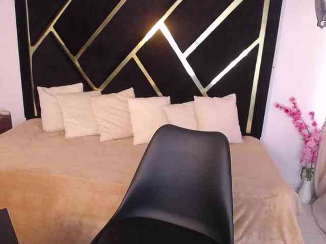 Zaara-Black webcam