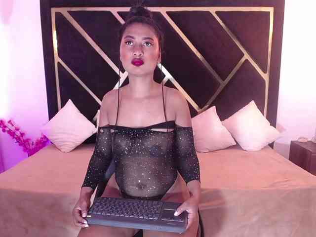 Zaara-Black webcam