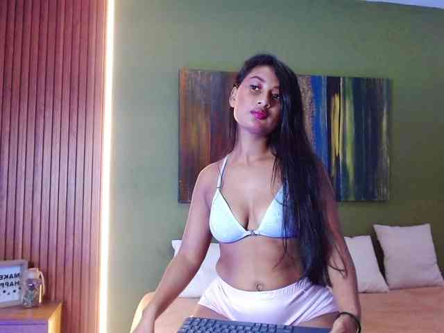 Zaara-Black webcam
