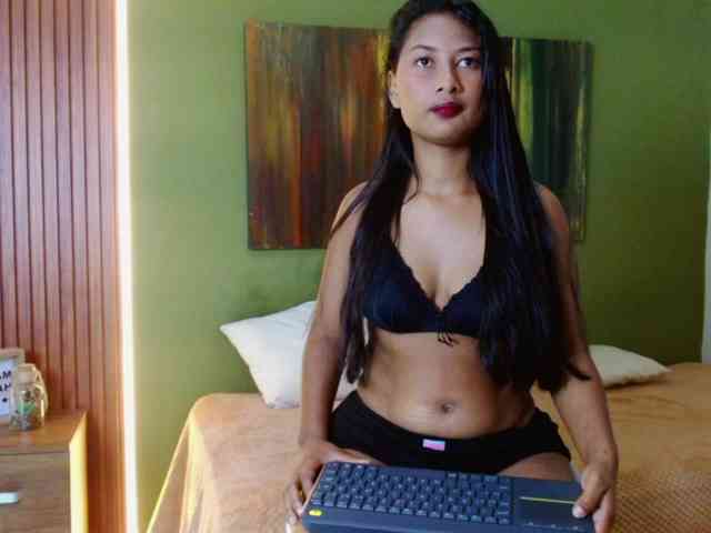 Zaara-Black webcam