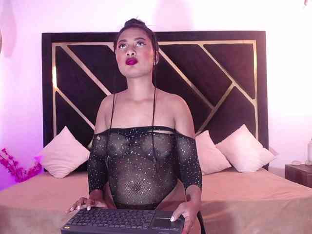 Zaara-Black webcam