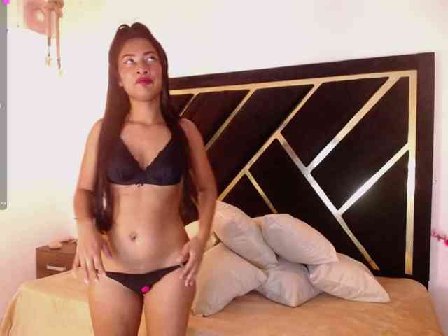 Zaara-Black webcam