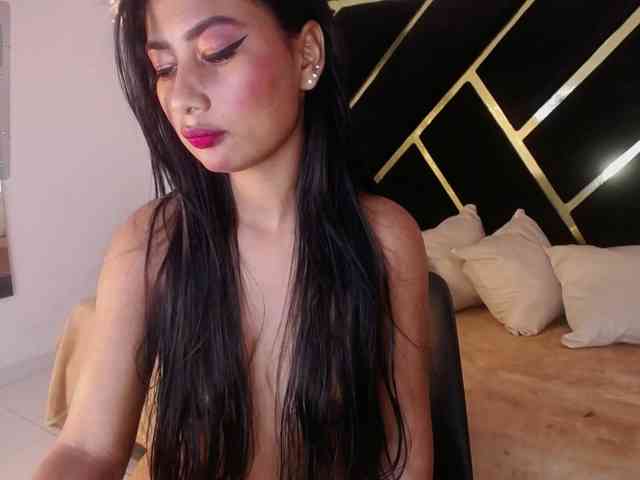 Zaara-Black webcam