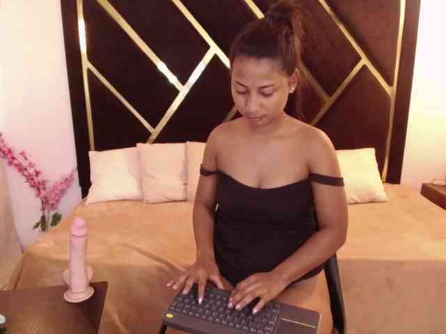 Zaara-Black webcam