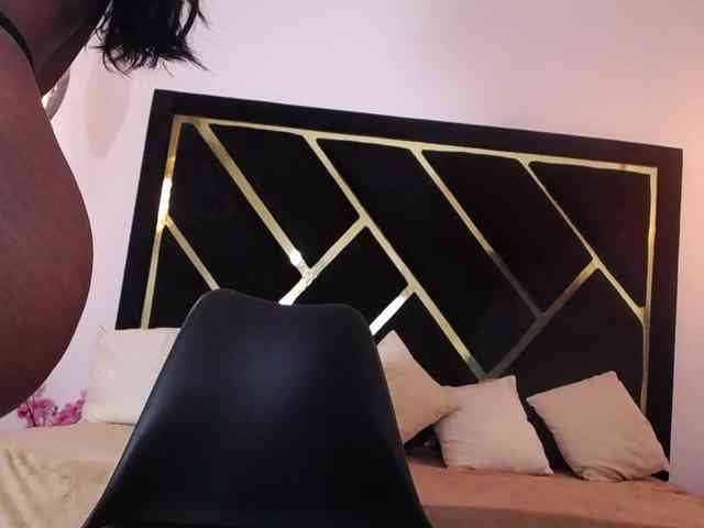 Zaara-Black webcam
