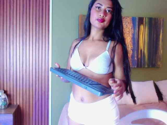 Zaara-Black webcam