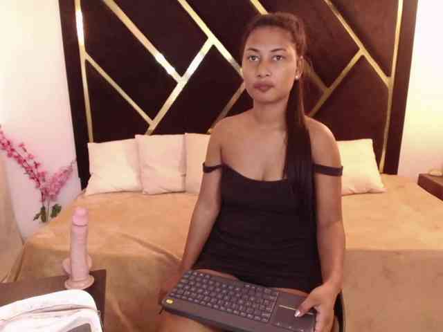 Zaara-Black webcam