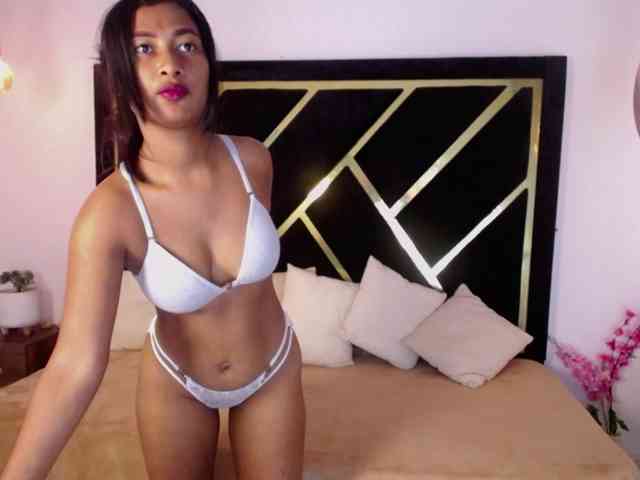 Zaara-Black webcam