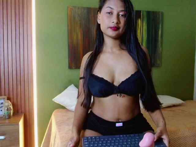 Zaara-Black webcam