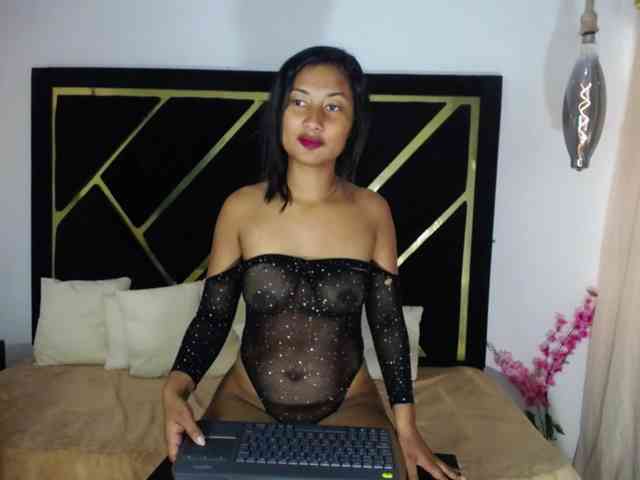 Zaara-Black webcam