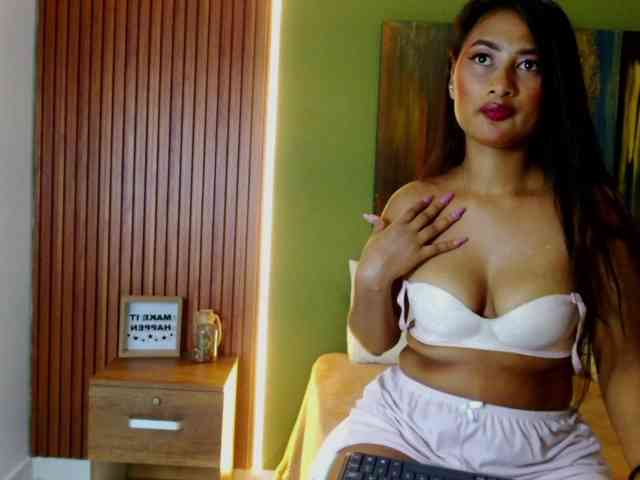 Zaara-Black webcam