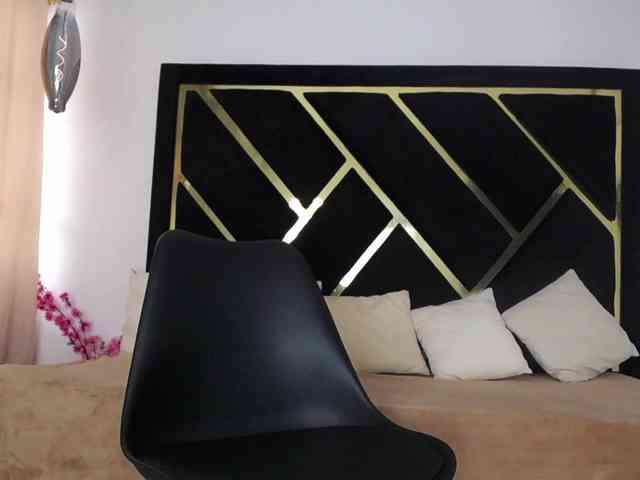 Zaara-Black webcam